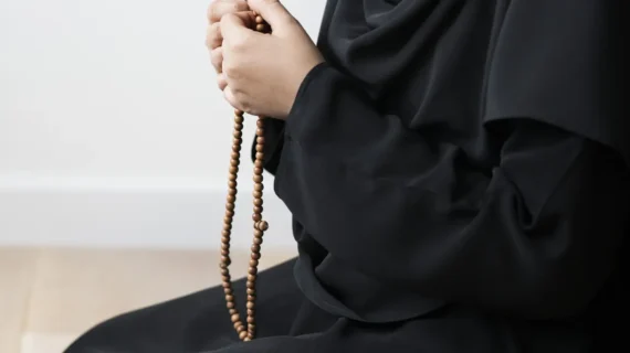 7 Bacaan Doa untuk Orang Tua yang Sudah Meninggal Agar Diampuni Dosanya, Bukti Birrul Walidain