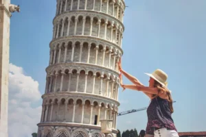 Mengapa Menara Pisa dan bangunan-bangunan lain di seluruh dunia miring tetapi tidak roboh?