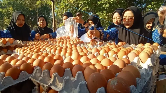 Lawan Dominasi Tengkulak, Peternak Blitar Jual Telur Langsung ke Warga Rp20 Ribu per Kg