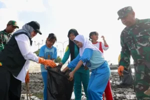 Ribuan Orang Gotong Royong Bersihkan Pantai Ancol Plengsengan Banyuwangi
