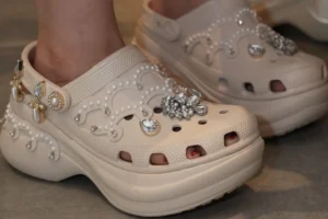 Dulu Disebut Sepatu Terjelek, Bagaimana Crocs Kuasai Pasar Global?