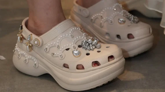 Dulu Disebut Sepatu Terjelek, Bagaimana Crocs Kuasai Pasar Global?