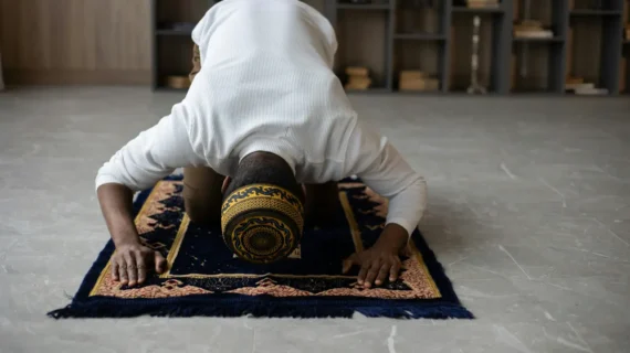 Kapan Musafir Boleh Menjamak dan Mengqashar Sholat? Simak Syarat dan Penjelasannya