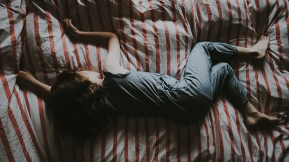 12 Cara Mengatasi Anak Takut Gelap saat Tidur, Hindari Kesalahan Ini