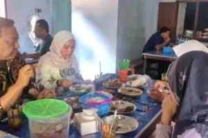 Sejak 2005 Tetap Bertahan, Ayam Goreng Mbok Mi Jadi Ikon Kuliner Ponorogo