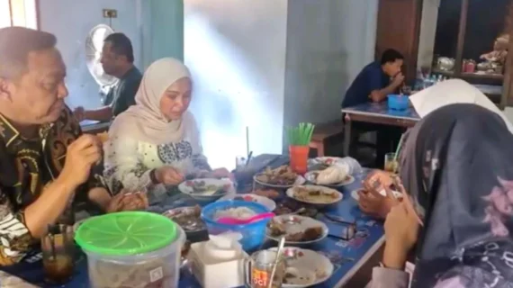 Sejak 2005 Tetap Bertahan, Ayam Goreng Mbok Mi Jadi Ikon Kuliner Ponorogo