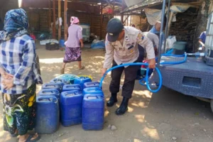Polres Pasuruan Salurkan Air Bersih untuk Warga Terdampak Kekeringan