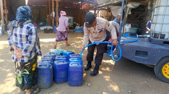 Polres Pasuruan Salurkan Air Bersih untuk Warga Terdampak Kekeringan