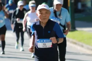 Tak Mau Dikalahkan Usia, Kakek Umur 90 Tahun Masih Kuat Ikut Half Marathon