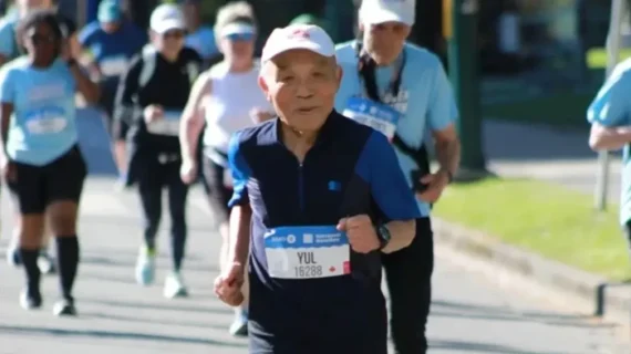 Tak Mau Dikalahkan Usia, Kakek Umur 90 Tahun Masih Kuat Ikut Half Marathon