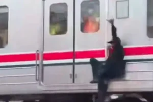 Jangan Ditiru! Pria Gelantungan di Luar KRL Priok Berujung Diamankan