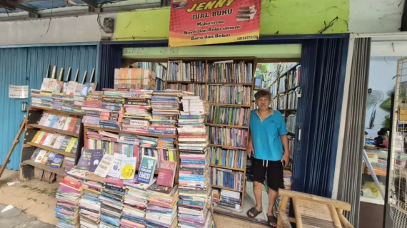 Senja Kala Toko Buku UI: Dulu Diburu Mahasiswa, Kini Menanti Pembeli di Gang Sepi