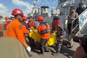 Tim SAR Gabungan Evakuasi Penyintas KMP Mutiara Sentosa II di Surabaya
