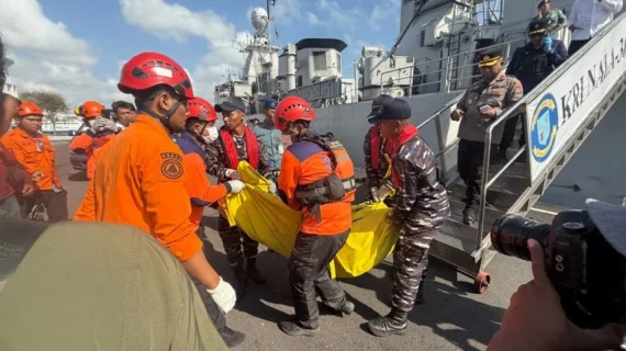 Tim SAR Gabungan Evakuasi Penyintas KMP Mutiara Sentosa II di Surabaya