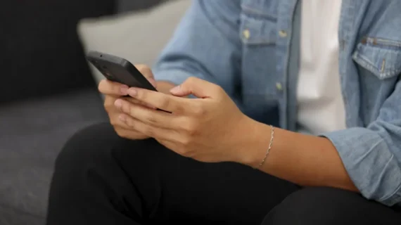Niat Istirahat Lima Menit, Malah Satu Jam: Kenapa Kita Sulit Berhenti Scrolling?