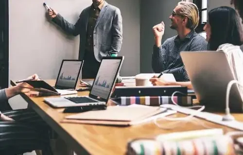 7 AI untuk Notulen Rapat yang Mengubah Cara Meeting, Catatan Otomatis dalam Hitungan Menit
