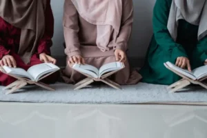 Bolehkah Mengaji Sambil Tiduran? Ini Hukum Fikih, Dalil Sahih, dan Adab Membaca Alquran