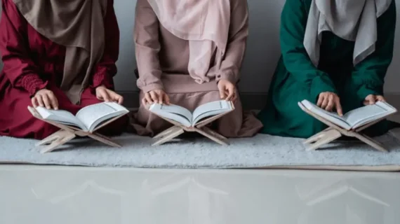 Bolehkah Mengaji Sambil Tiduran? Ini Hukum Fikih, Dalil Sahih, dan Adab Membaca Alquran