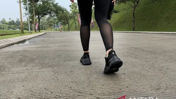 Jalan kaki singkat usai makan bantu kendalikan gula darah